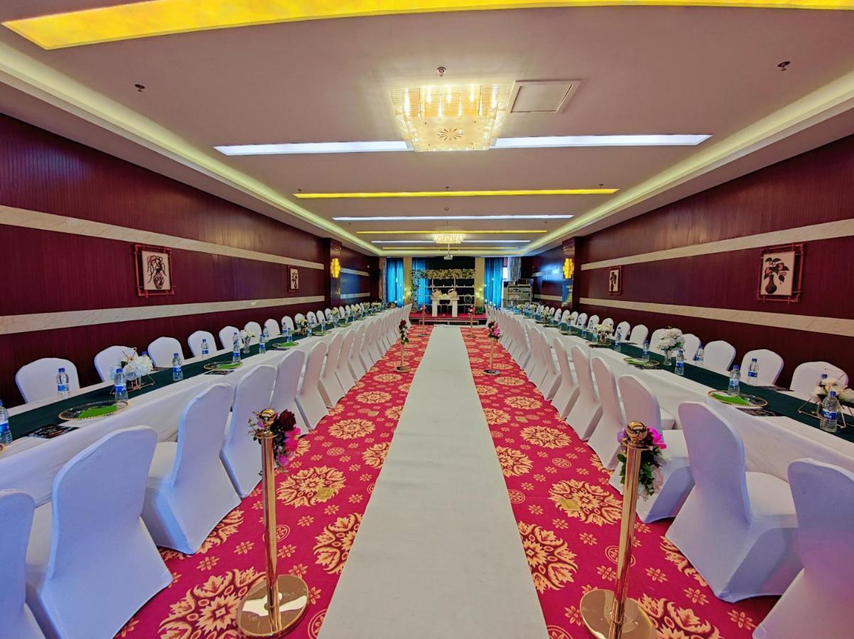 Golden Peacock Hotel Blantyre Buitenkant foto