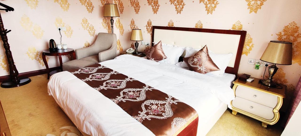 Golden Peacock Hotel Blantyre Buitenkant foto